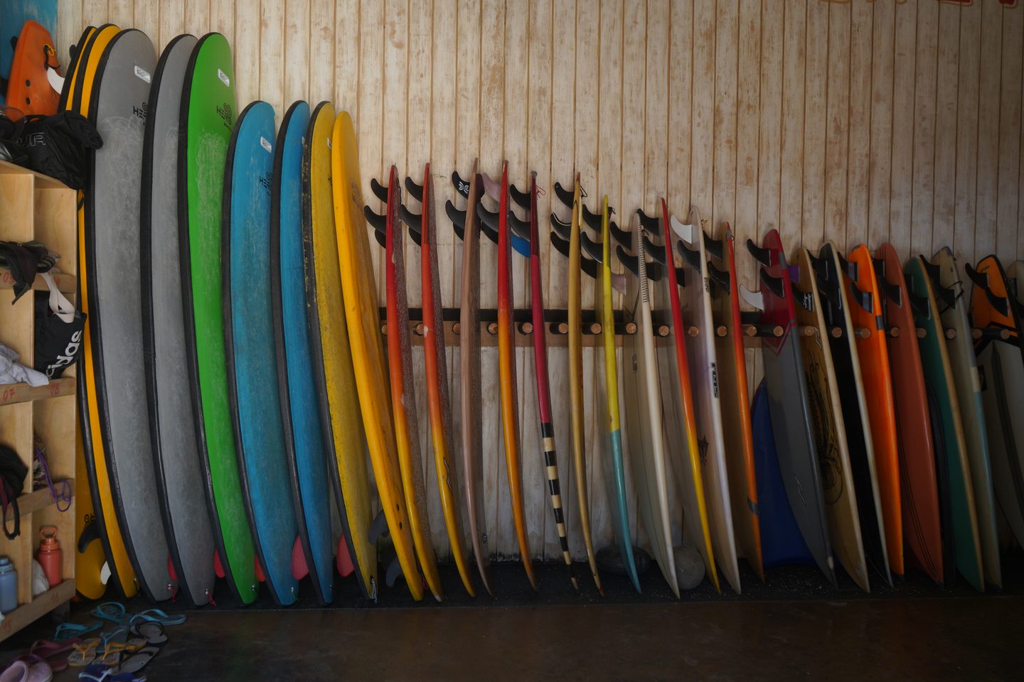 Pranchas de surf organizadas na Fassola Surf School