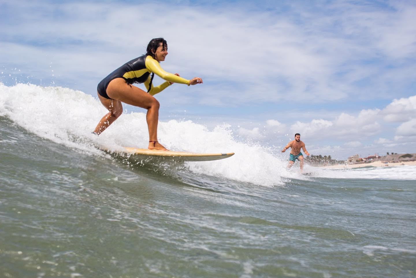 Aluno surfando com a Fassola Surf School
