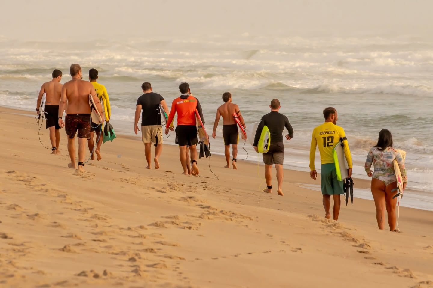 Instrutor da Fassola dando aula de surf