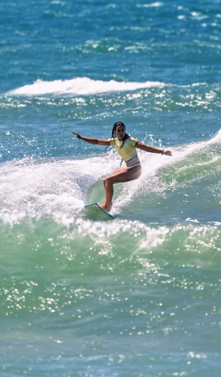 Surfista pegando onda na Praia do Futuro