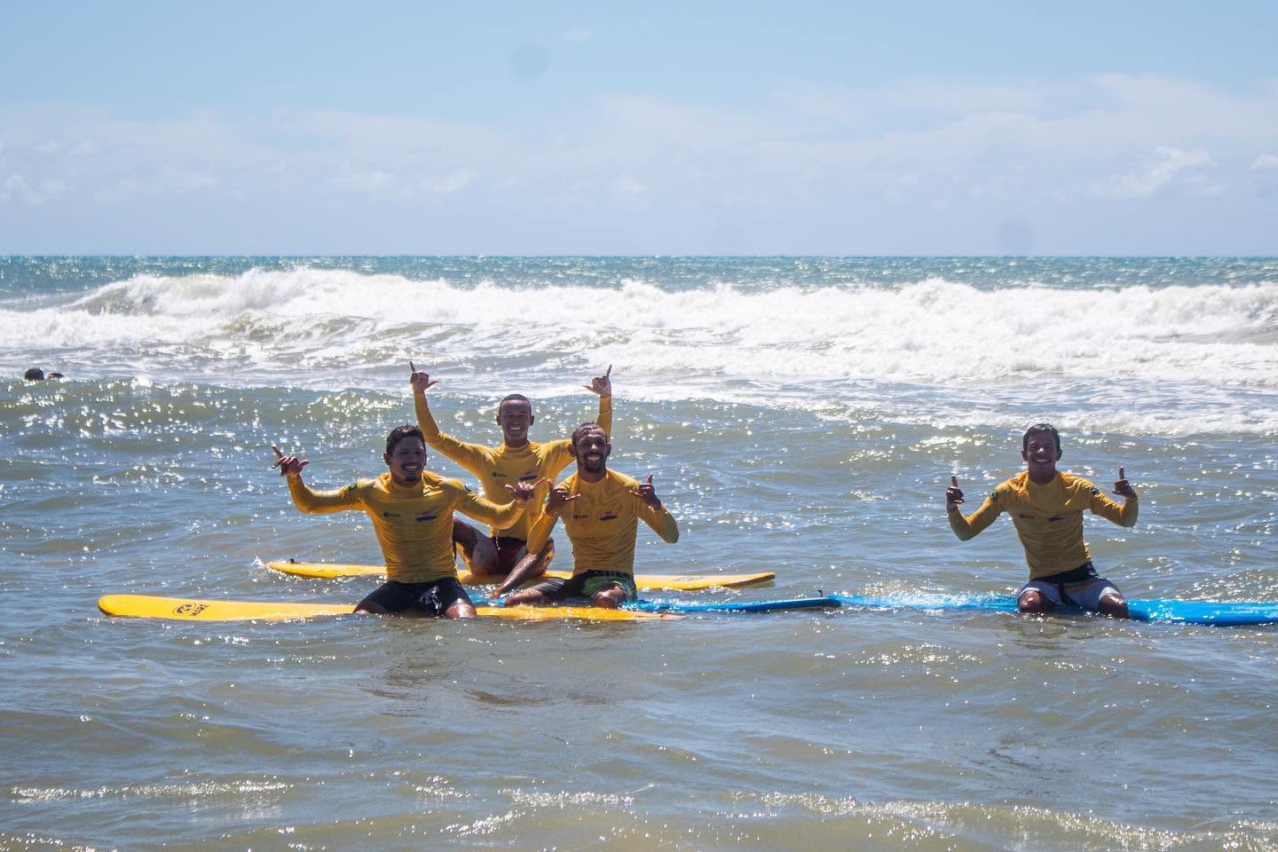 Aula de surf na Praia do Futuro com a Fassola